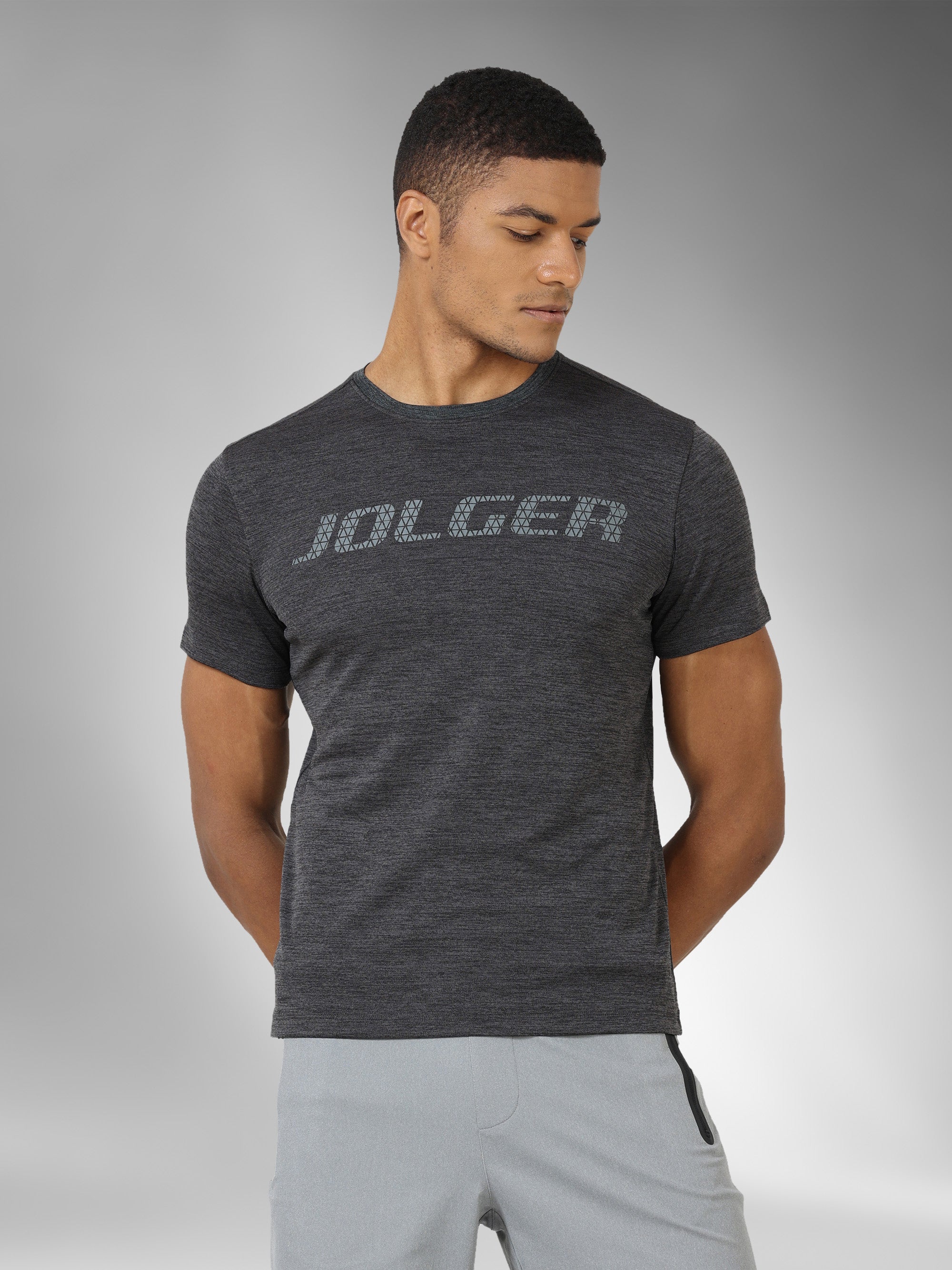 JAMTS008_DarkGrey_frontpose