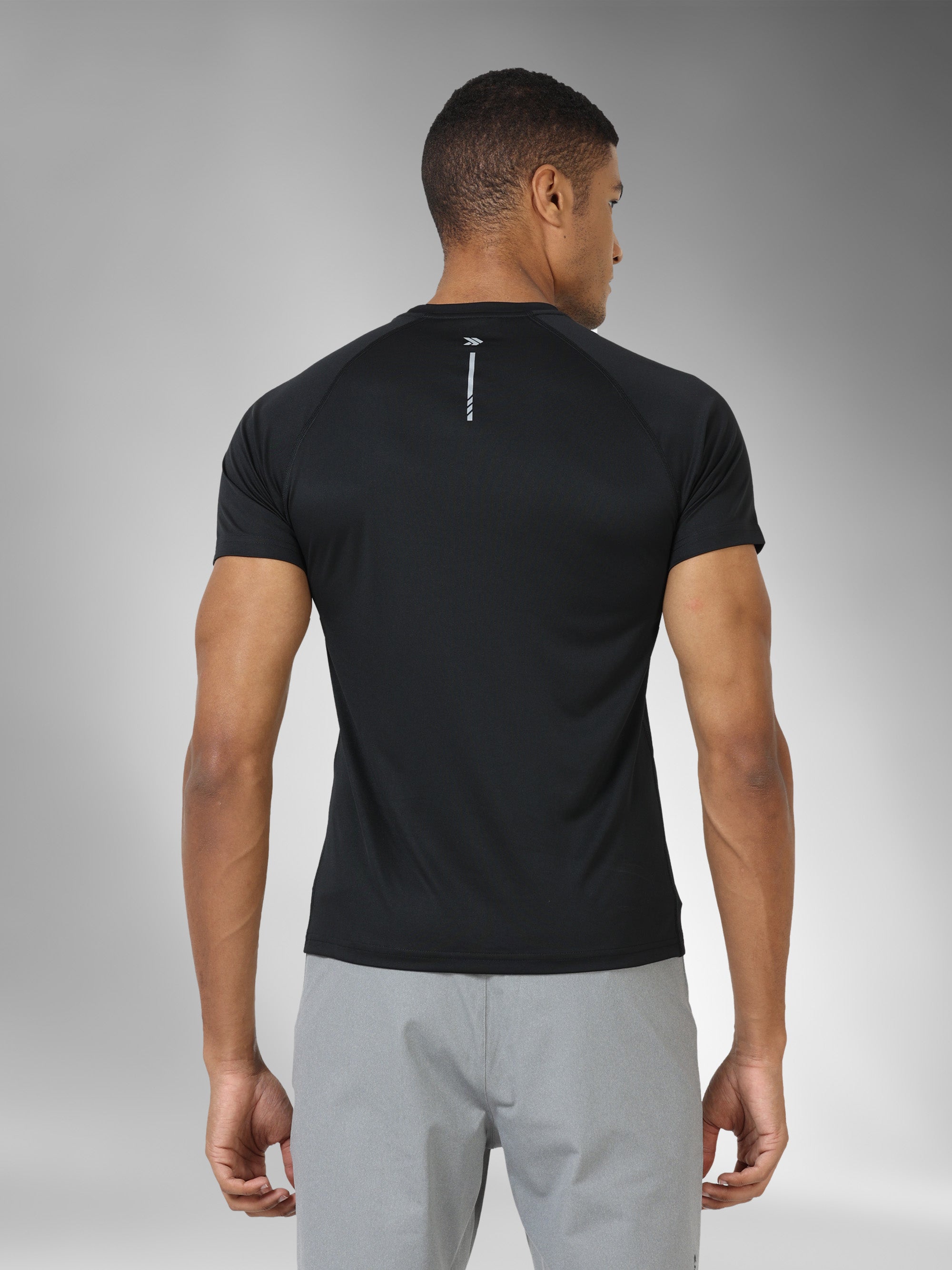 JAMTS009A_black_backpose_roundnecktee