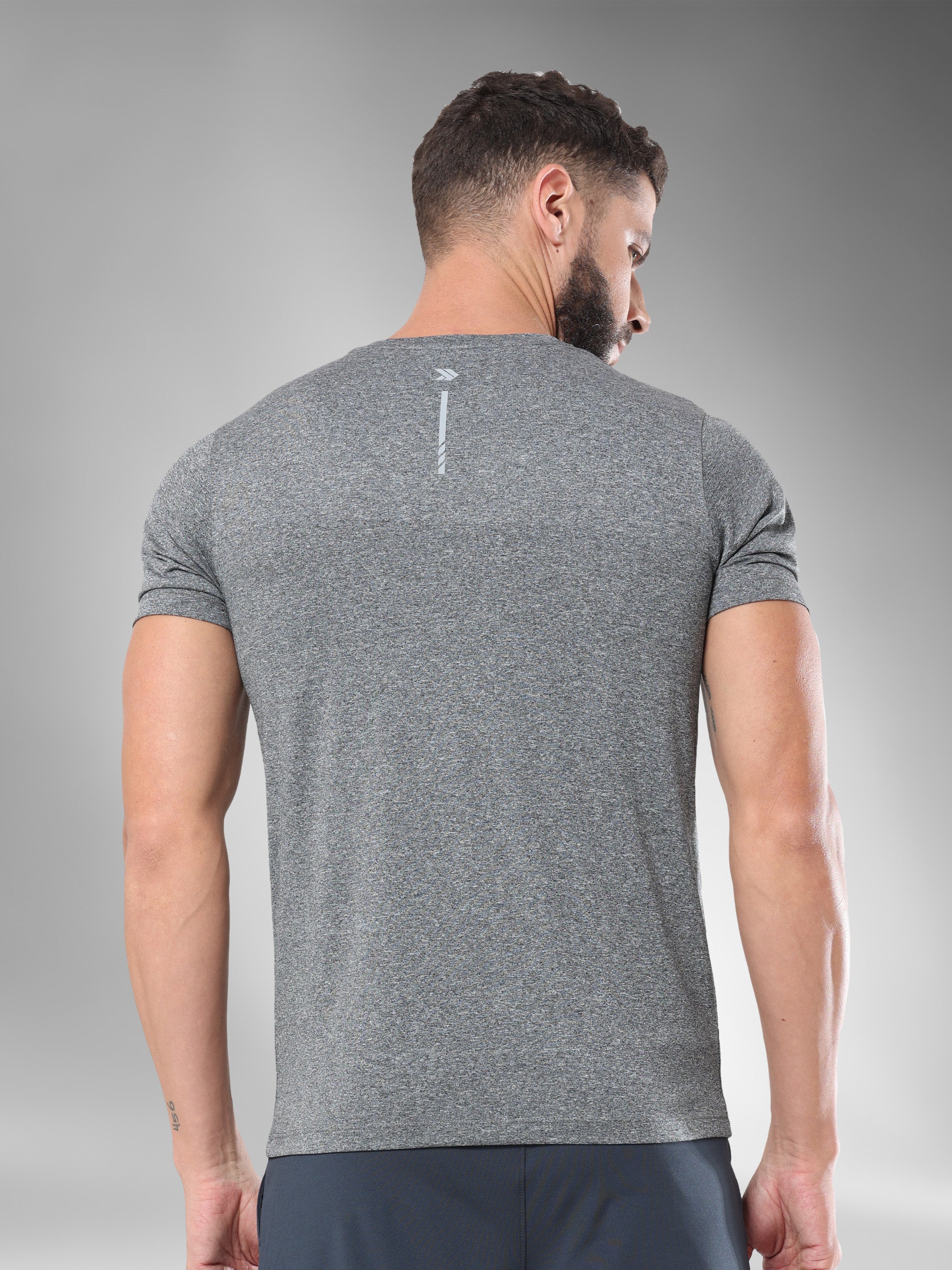 JAMTS011_greytshirt_backpose
