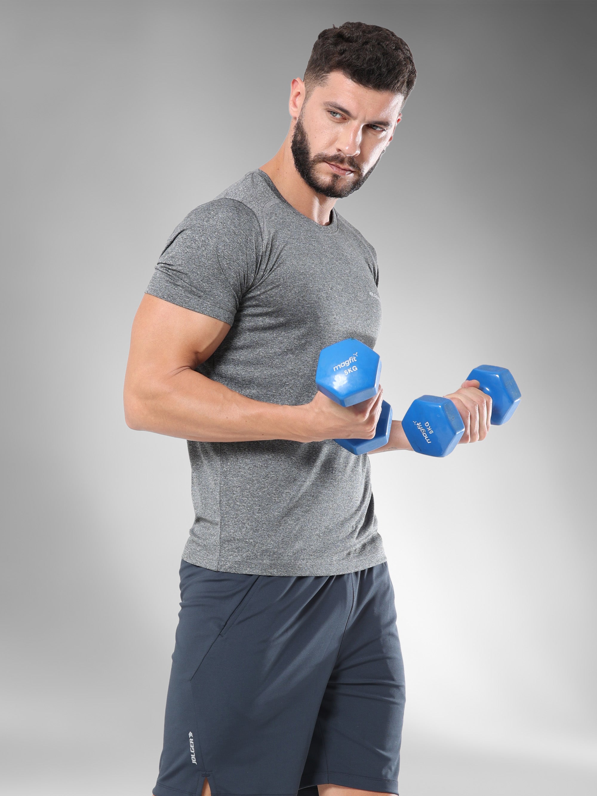 JAMTS011_greytshirt_leftpose