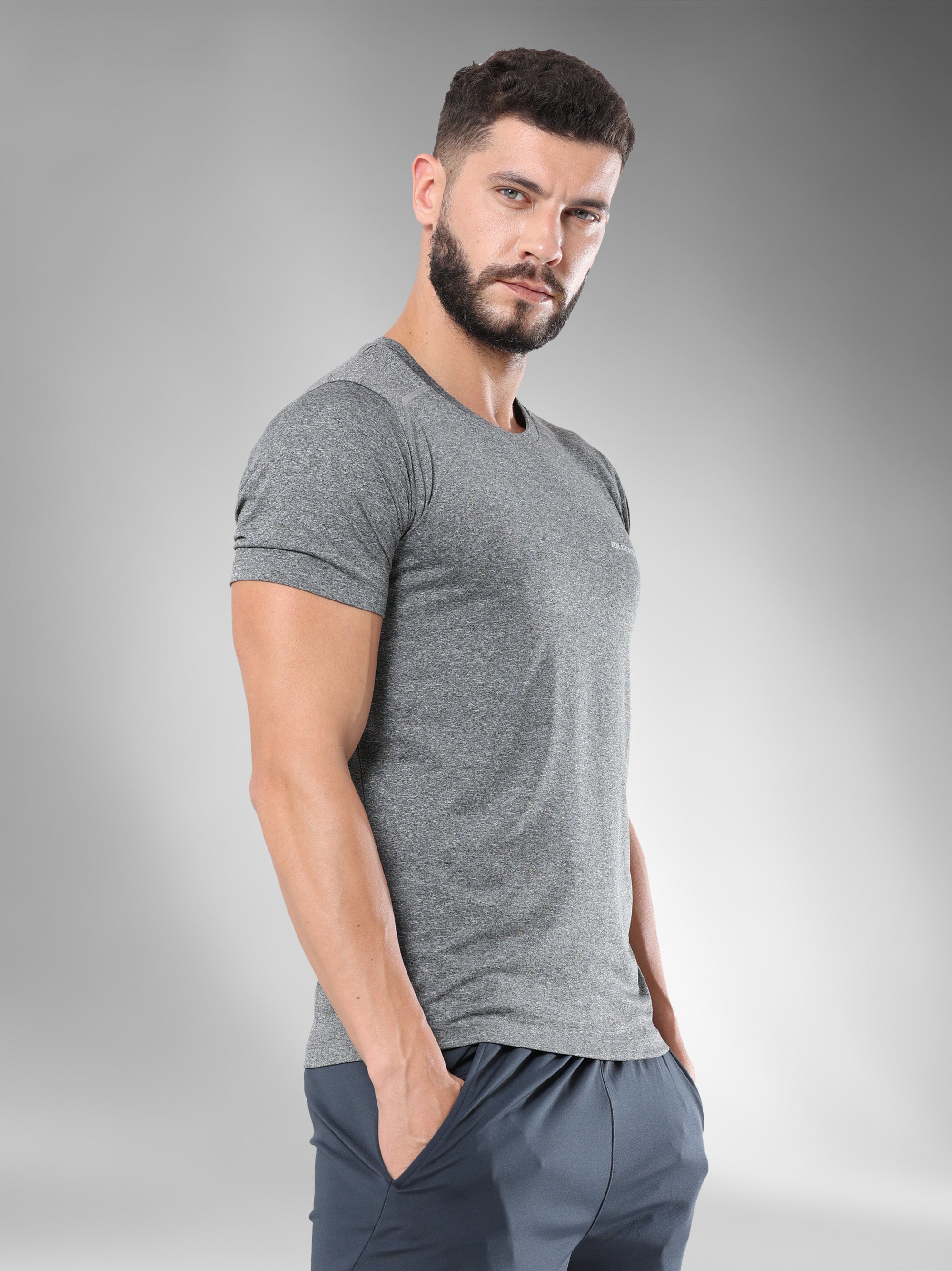 JAMTS011_greytshirt_rightpose