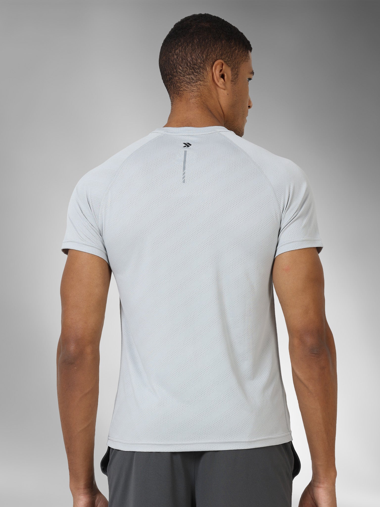 JAMPT009_sliver_backpose_roundnecktee