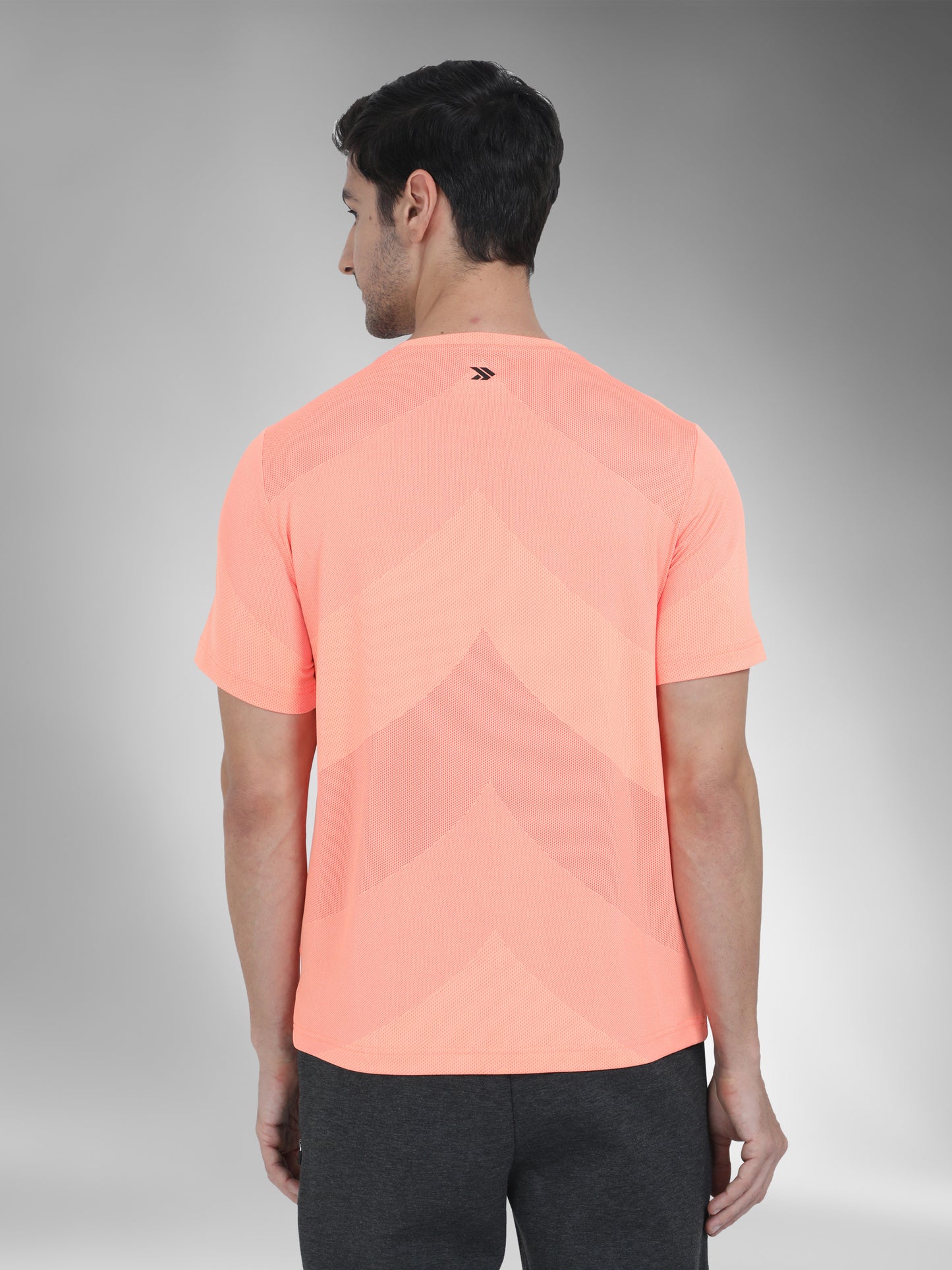 JAMTS003_orange_backpose_roundneck