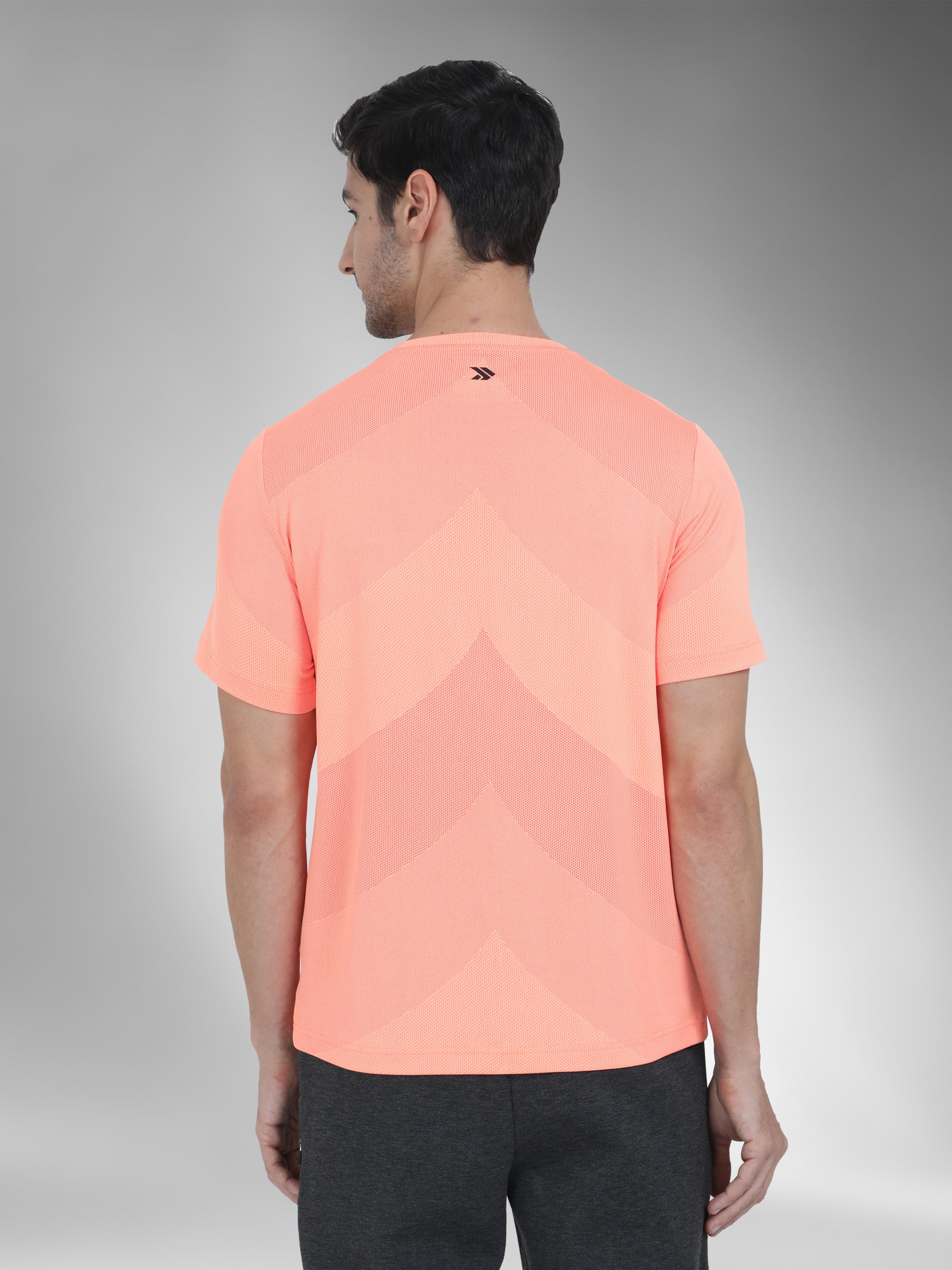 JAMTS003_orange_backpose_roundneck