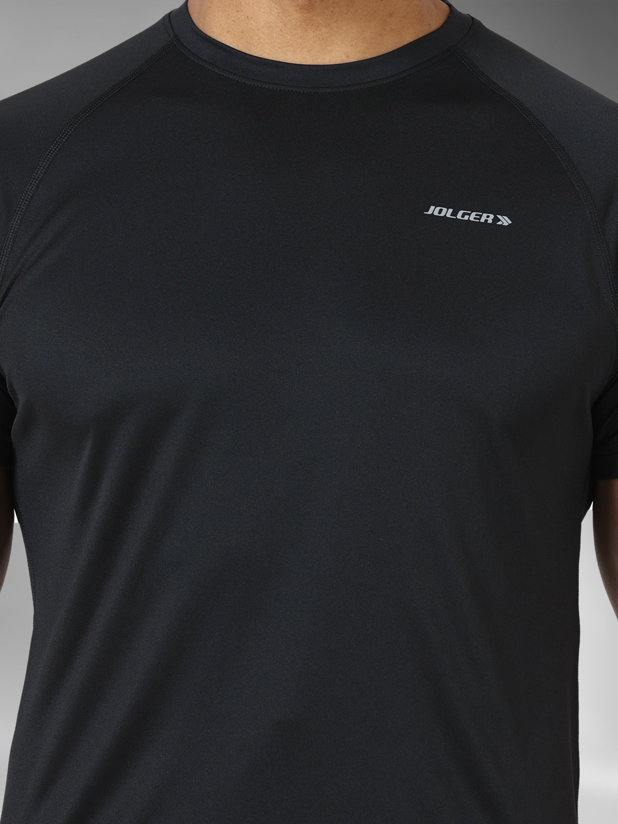 JAMTS009A_black_closepose_roundnecktee