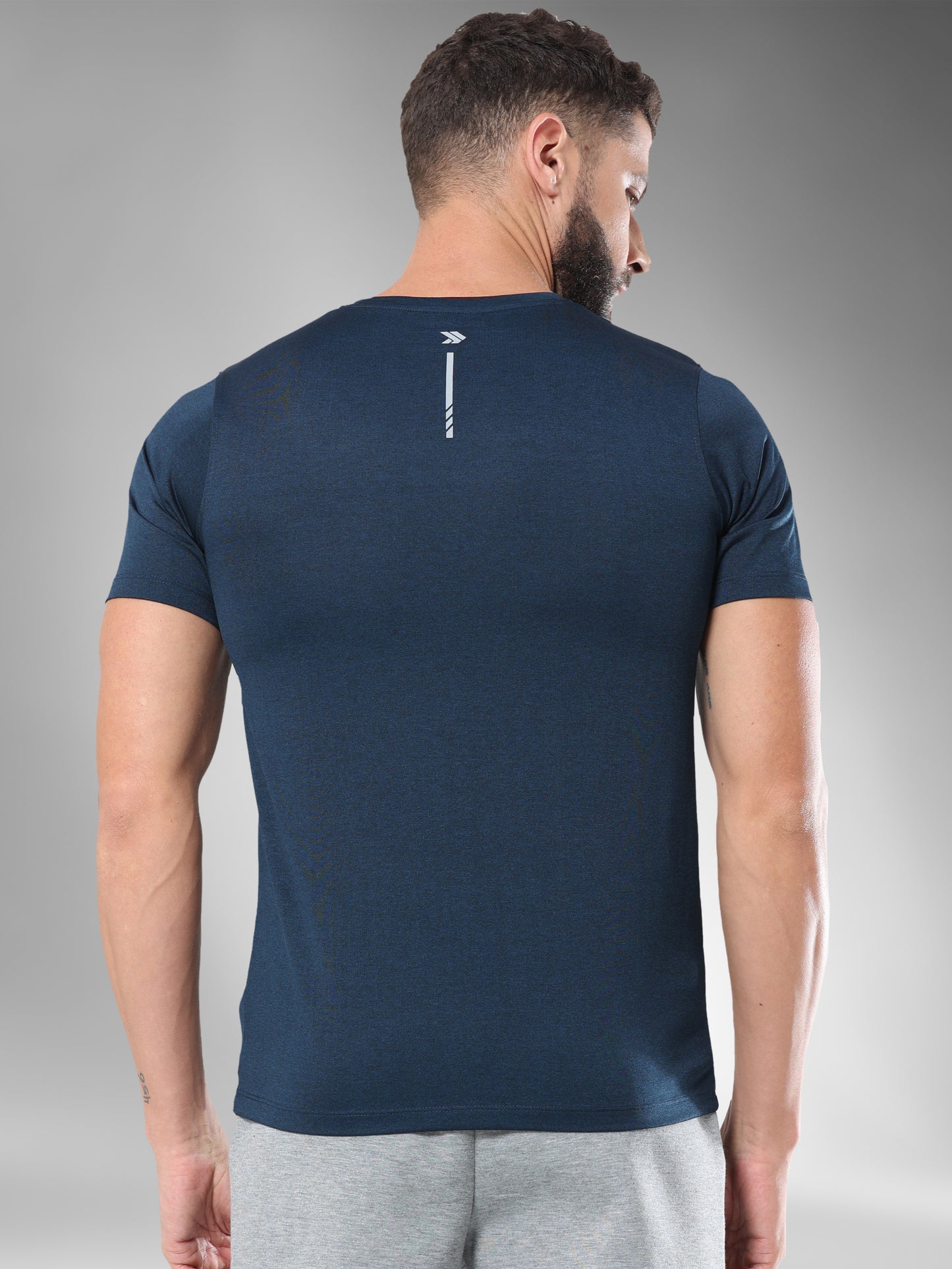 JAMTS011_Navytshirt_backpose
