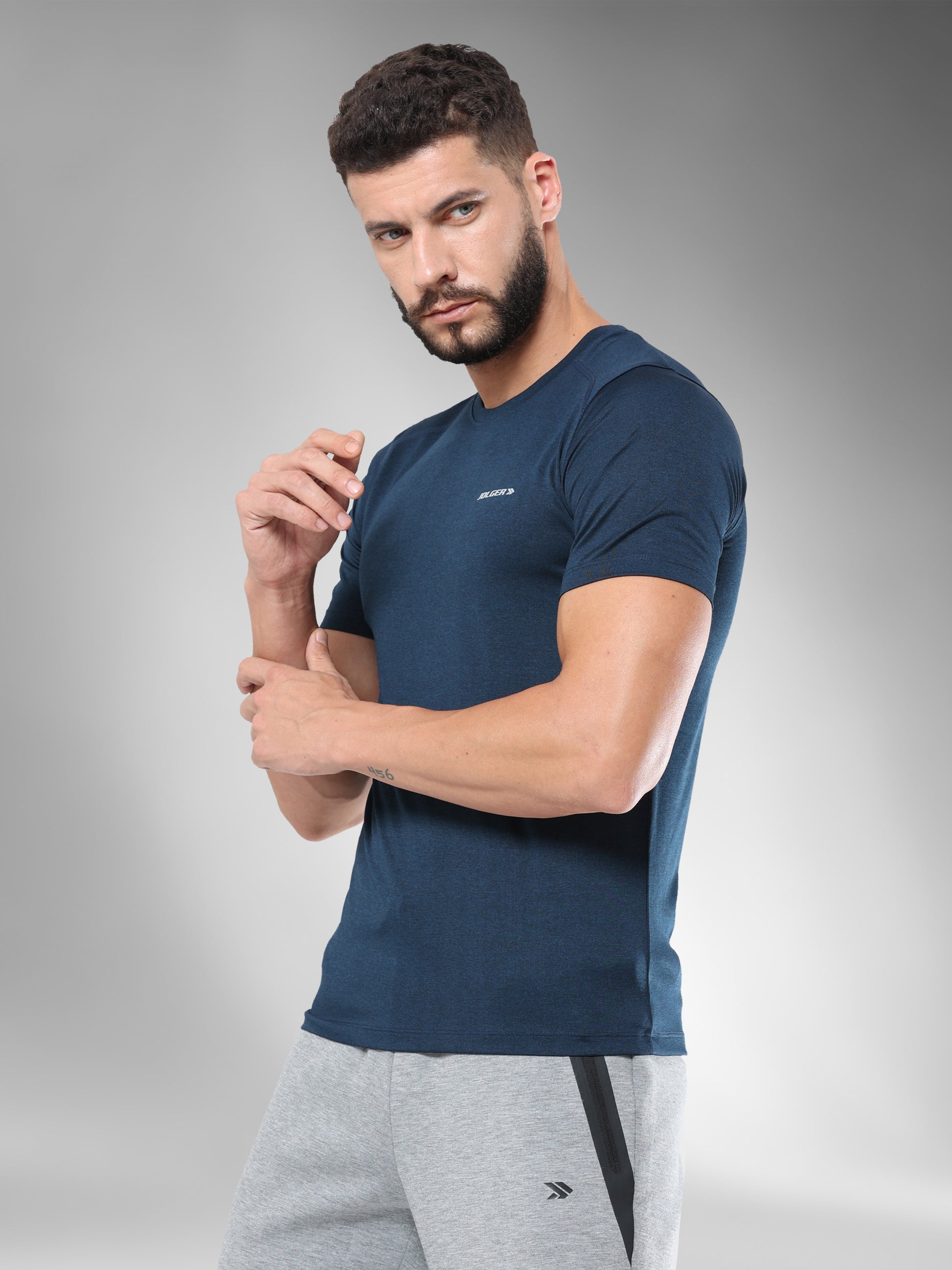 JAMTS011_Navytshirt_rightpose