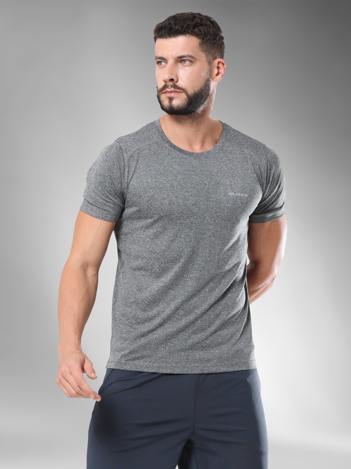 JAMTS011_greytshirt_frontpose