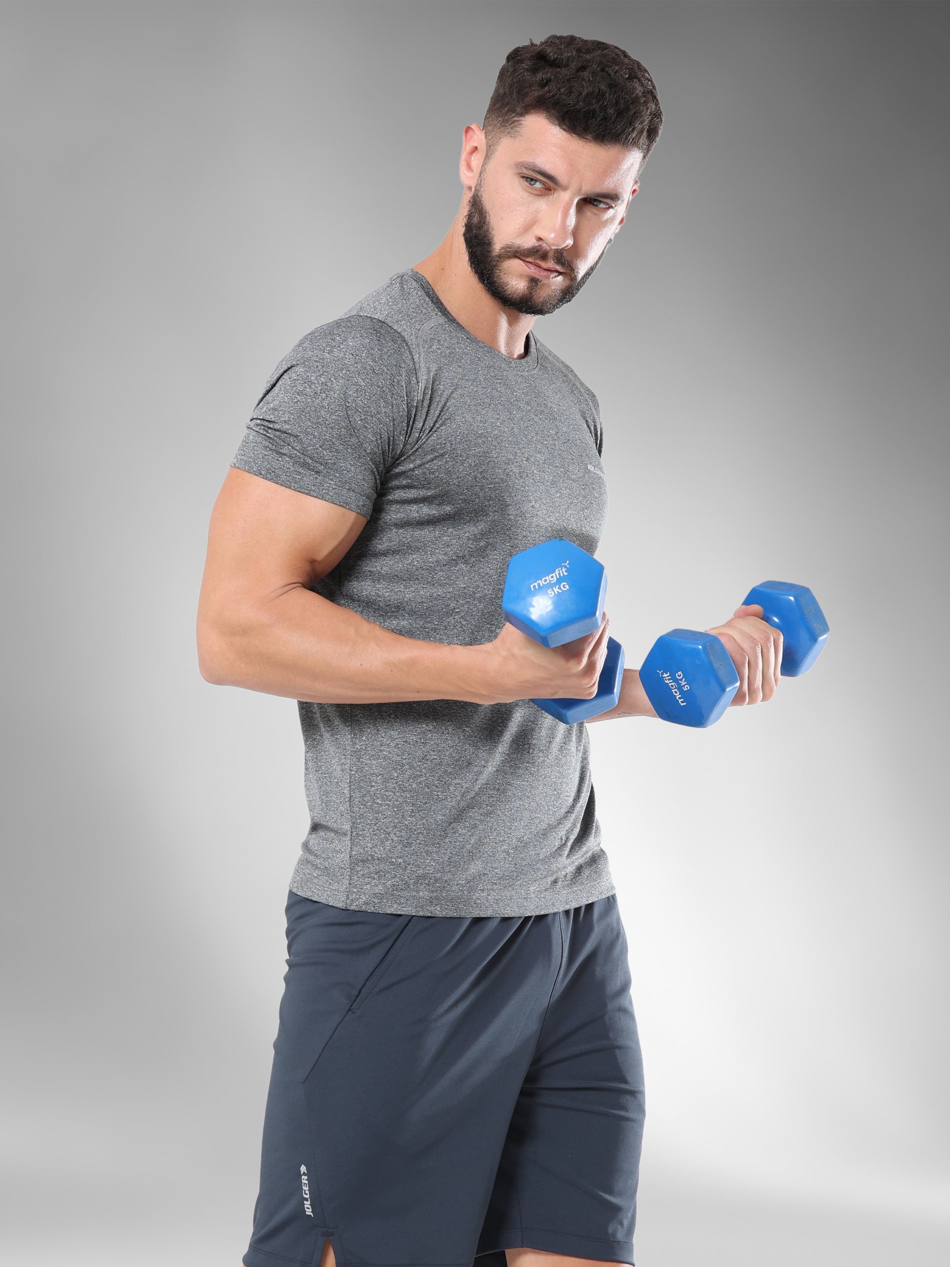 JAMTS011_greytshirt_leftpose