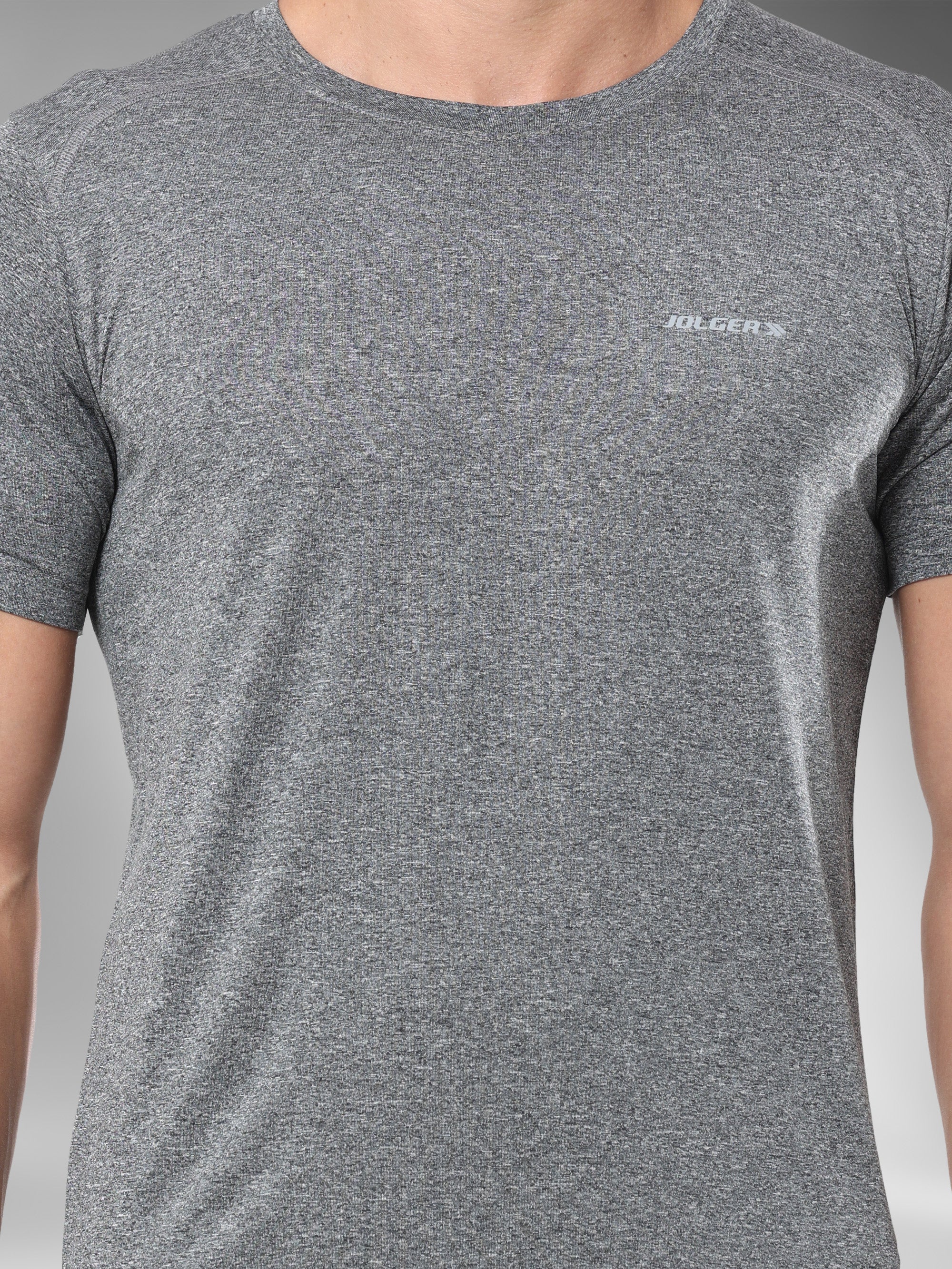 JAMTS011_greytshirt_closepose