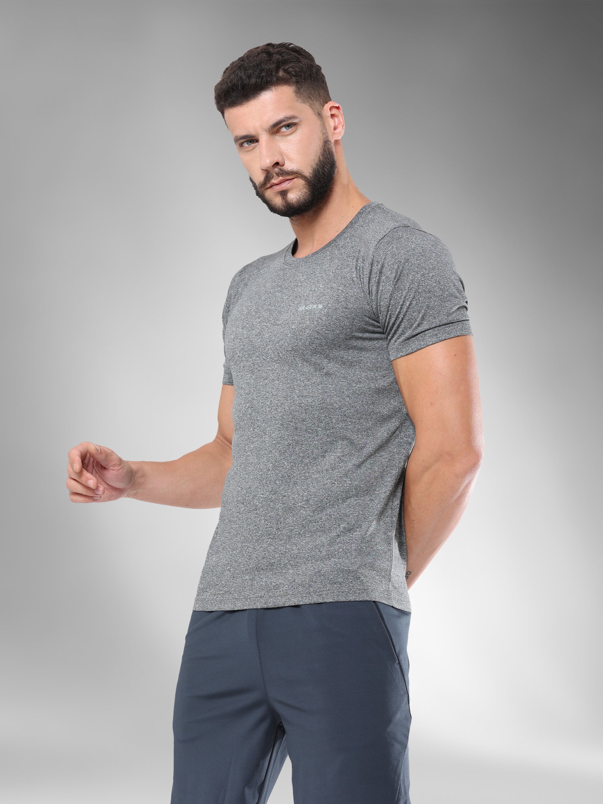 JAMTS011_greytshirt_leftpose